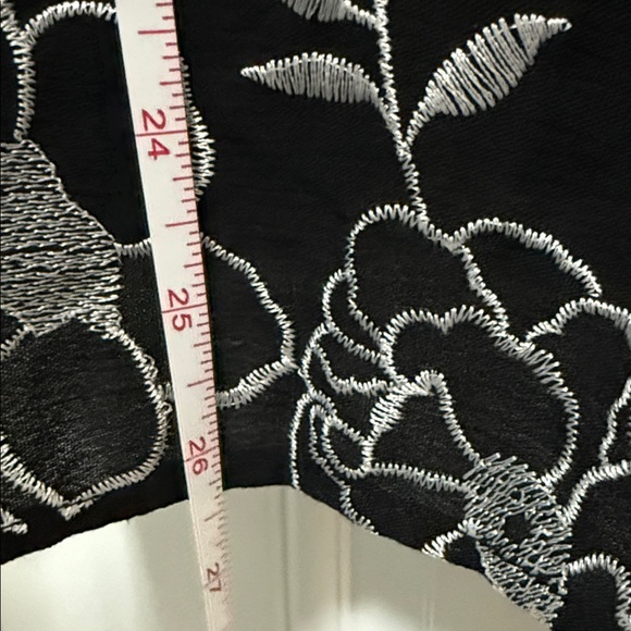 NWT Karen Kane Black/White Embroidered Blouse Babydoll 100% Rayon Size L - Picture 9 of 10